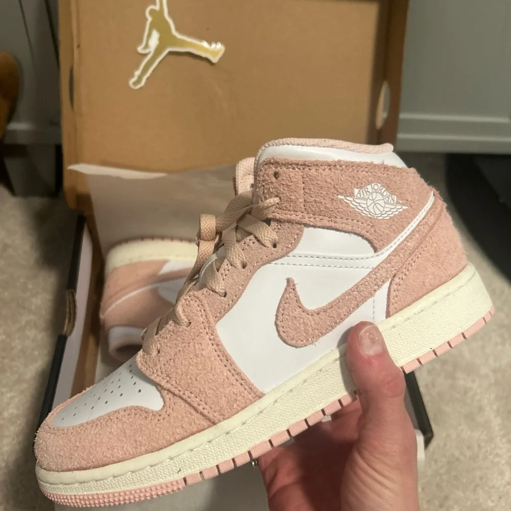 Nike Air Jordan 1 Mid SE White/Sail/Legend size 6 womens blush pink suede New